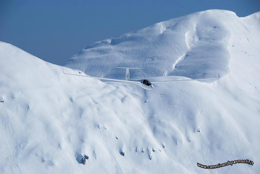 23 aliante sfreccia davanti al rifugio.jpg